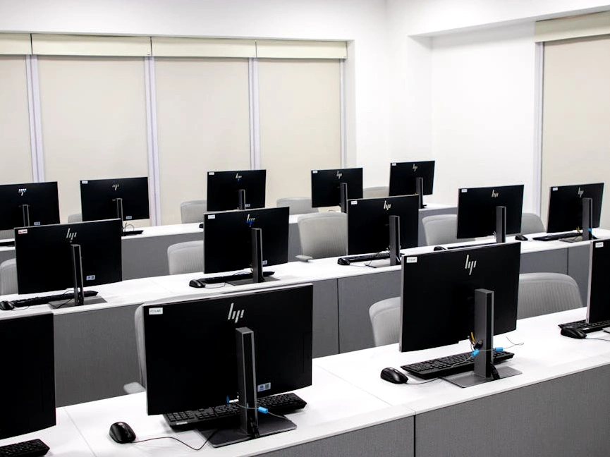 Moderní školicí místnost s výhledem na město